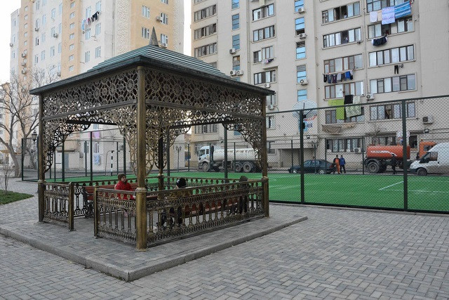 В Баку успешно реализуется проект по благоустройству неухоженных дворов 