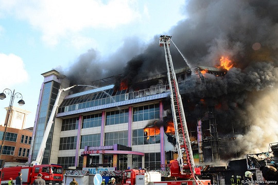 В Баку горит Торговый центр «Диглас». На место пожара в Баку прибыли главы МЧС и районной ИВ