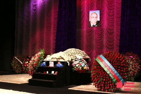  Баку: церемония прощания и похороны писателя Максуда Ибрагимбекова