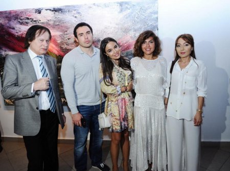 Вице-президент Фонда Гейдара Алиева Лейла Алиева ознакомилась с открывшейся в галерее YAY персональной выставкой "Umwelt" художницы Аиды Махмудовой 