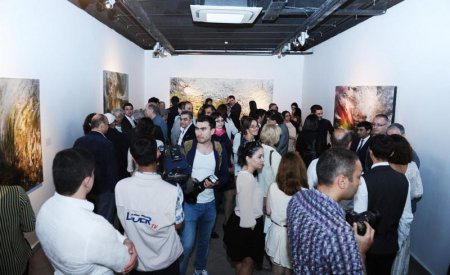 Вице-президент Фонда Гейдара Алиева Лейла Алиева ознакомилась с открывшейся в галерее YAY персональной выставкой "Umwelt" художницы Аиды Махмудовой 