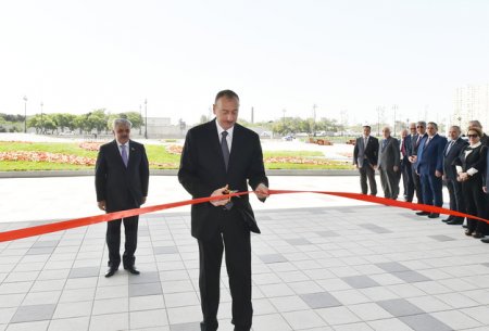 Ильхам Алиев принял участие в открытии нового административного здания Государственной нефтяной компании