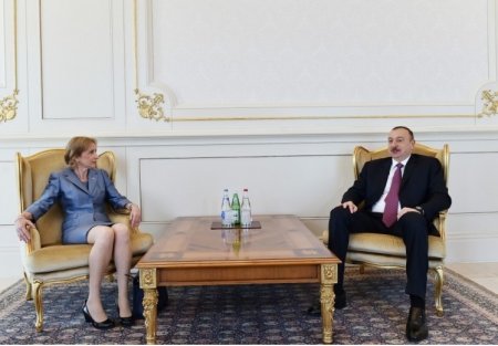Президент Ильхам Алиев принял верительные грамотыновоназначенного чрезвычайного и полномочного посла Соединенного Королевства Великобритании и Северной Ирландии в нашей стране Кэрол Мэри Крофтс.