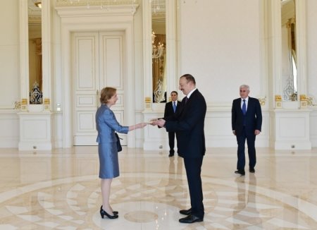 Президент Ильхам Алиев принял верительные грамотыновоназначенного чрезвычайного и полномочного посла Соединенного Королевства Великобритании и Северной Ирландии в нашей стране Кэрол Мэри Крофтс.