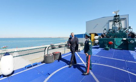 Президент Ильхам Алиев ознакомился с новым пограничным сторожевым кораблем Госпогранслужбы