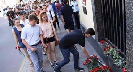 Россияне несут цветы к посольству Турции 