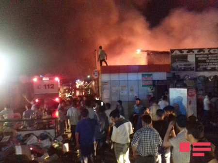 Пожар, вспыхнувший на крупнейшем рынке автозапчастей в Баку, охватил площадь 930 кв.м.